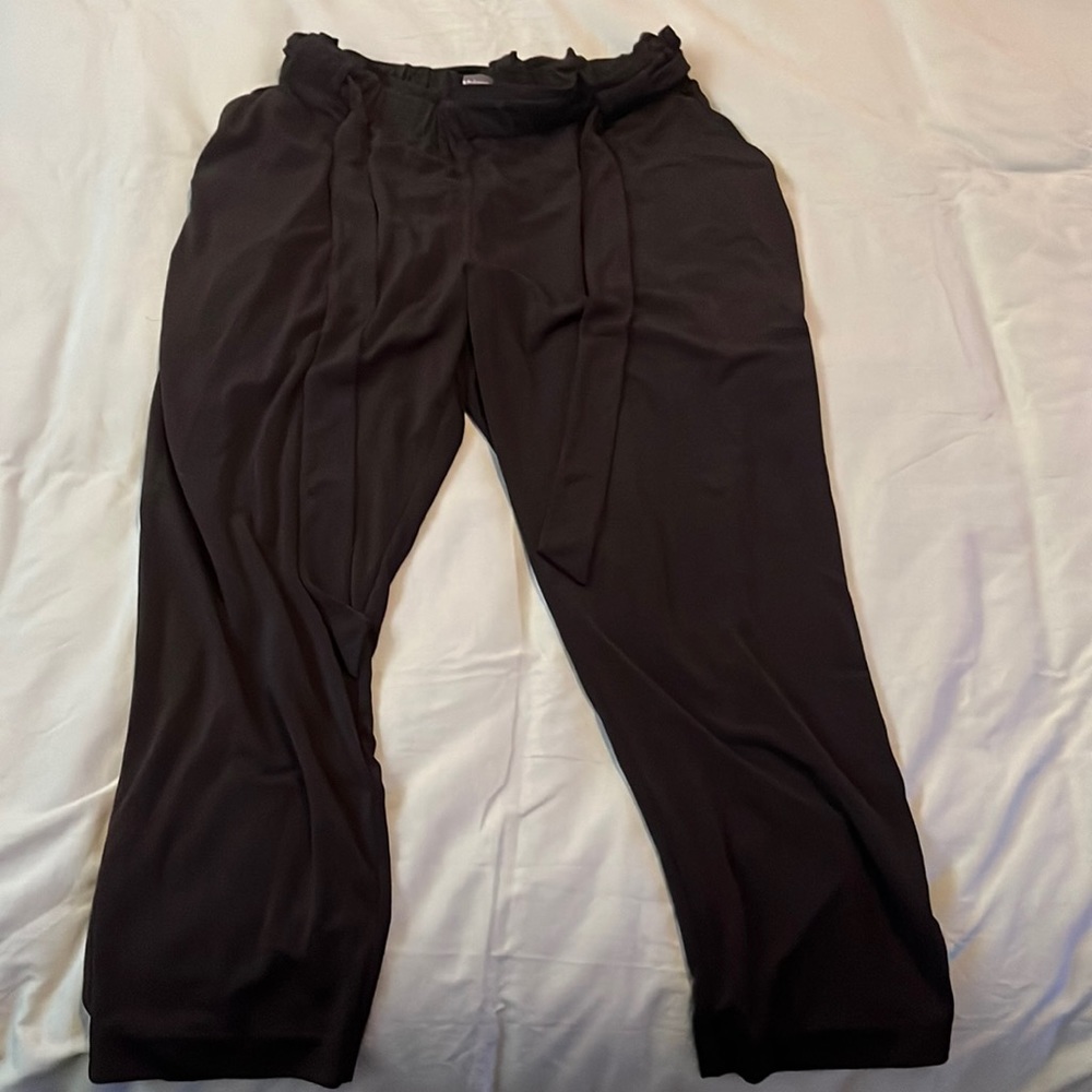 Capri dress pants with loose tied belt